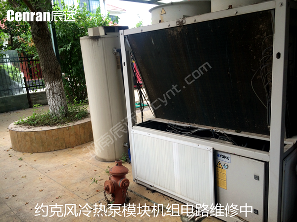 約克風冷熱泵模塊機組電路維修中